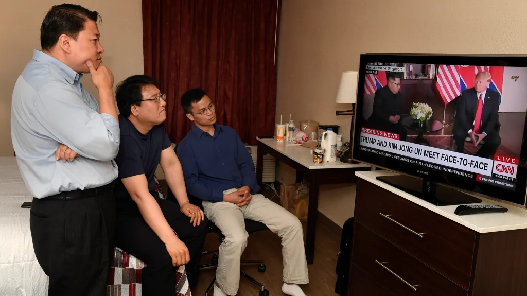 Severokorejský přeběhlík Justin Kim (vpravo) sleduje dění v Singapuru