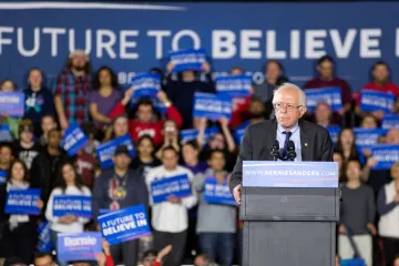 Sanders získal Aljašku, Washington i Havaj. Clintonovou ale nedohnal