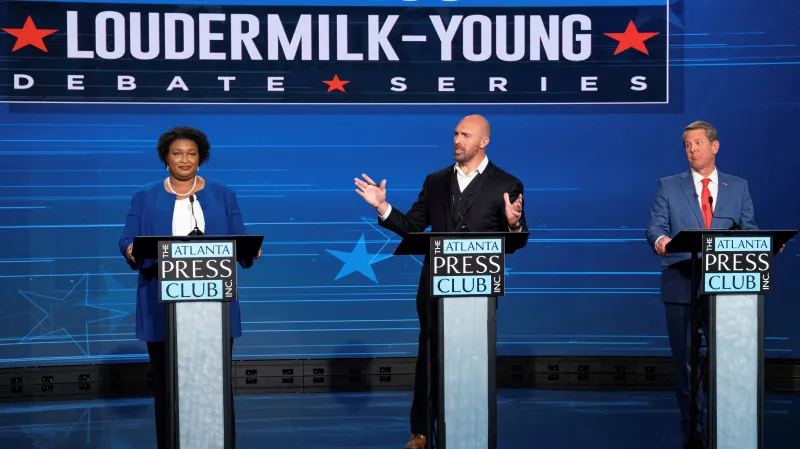 Demokratka Stacey Abramsová, libertarián Shane Hazel a republikán Brian Kemp