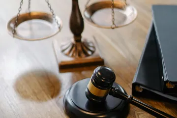 Za vyhrožování úředníkovi na internetu udělil soud muži podmínku a pokutu