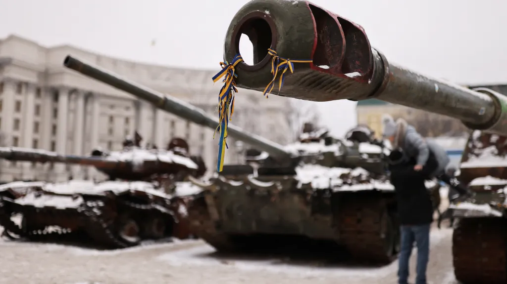 Kanón zničeného ruského tanku ověšený stuhou v ukrajinských barvách
