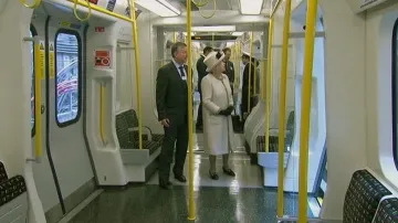 Královna Alžběta II. v londýnském metru