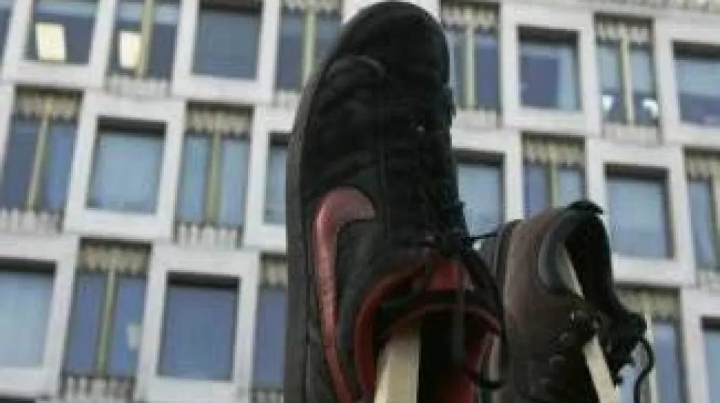 Protest před americkou ambasádou v Londýně