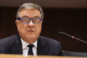 Bývalý europoslanec Panzeri bude s vyšetřovateli spolupracovat. Za nižší trest popíše, jak fungoval korupční systém