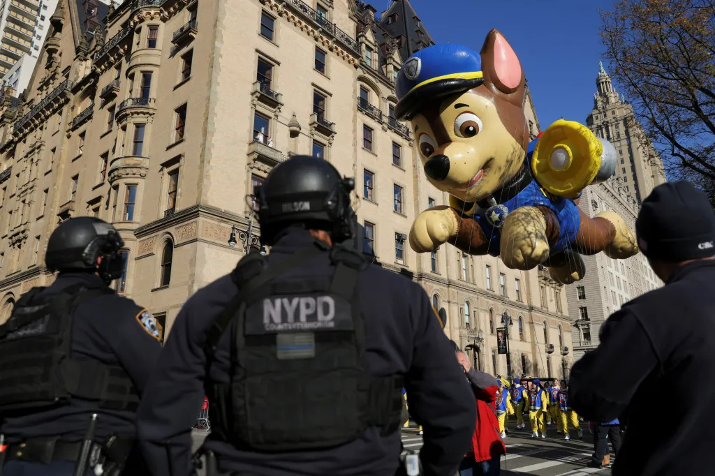 Na Manhattanu se po šestadevadesáté konal slavnostní průvod na Den díkůvzdání