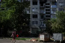 Po ostřelování chemičky v Severodoněcku vypukl mohutný požár, tvrdí Kyjev. Skrývají se v ní stovky civilistů