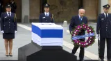 Šimon Peres u Šaronovy rakve