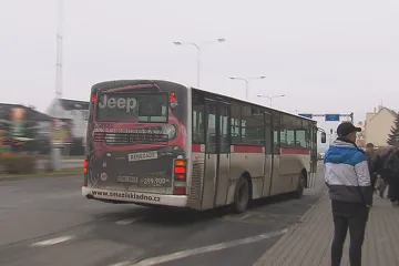 S cestujícími jezdí řidiči po rekvalifikaci. Nemají zkušenosti a chybují