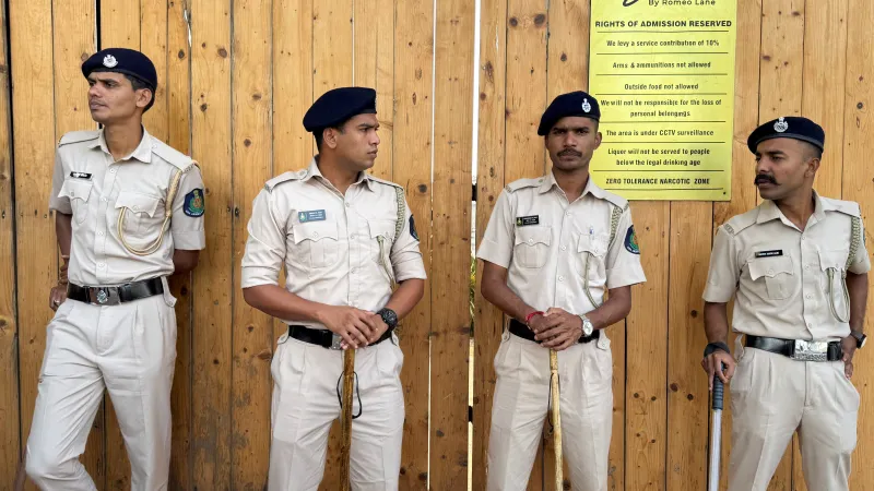 Policisté před nočním klubem, který zničil požár