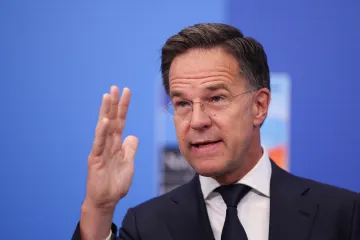 Rutte: NATO stojí za Polskem