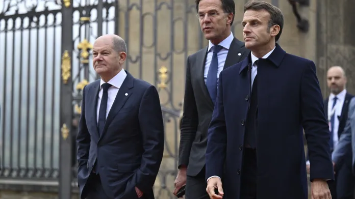 Německý kancléř, nizozemský premiér francouzský prezident při příchodu na Pražský hrad