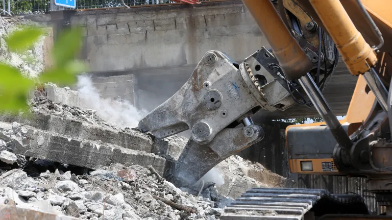 Bourání mostu ve Výškovické ulici v Ostravě