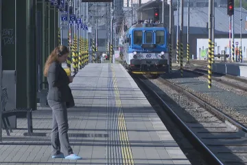 Důvod zpoždění vlaků se už lidé z hlášení na nádražích nedozvědí