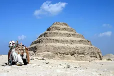 Stupňovitou pyramidu v Sakkáře mohli staří Egypťané stavět pomocí obřího hydraulického výtahu