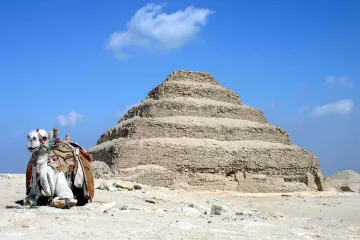 Stupňovitou pyramidu v Sakkáře mohli staří Egypťané stavět pomocí obřího hydraulického výtahu