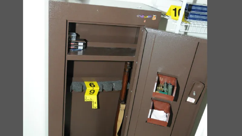 Záběr Lanzova pokoje - sejf na zbraně