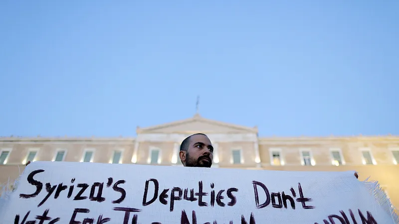 Demonstrace před řeckým parlamentem
