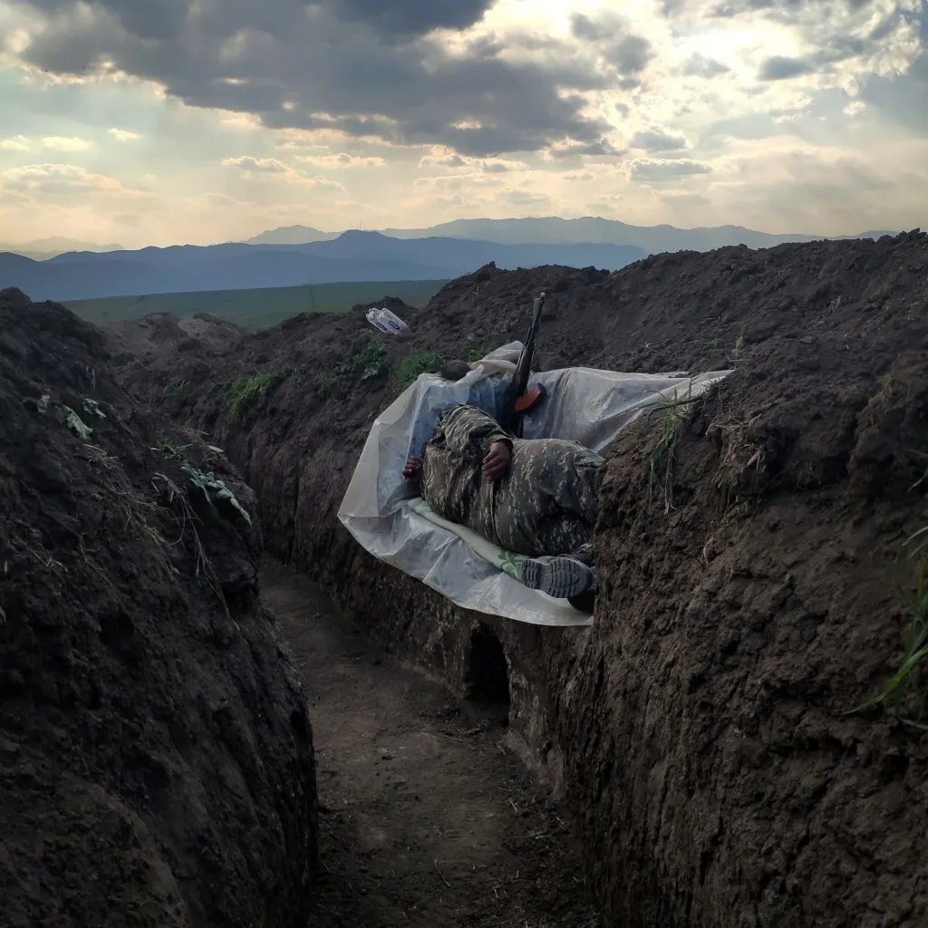 Třetí místo v sekci Problematika současnosti, lidé: Vaghinak Ghazaryan se snímkem Resting Soldier (Odpočívající voják)