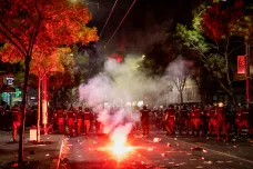 Při protivládních protestech v Srbsku zadržela policie desítky demonstrantů