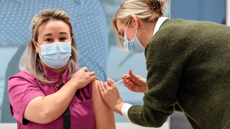 Jako první dostala v Nizozemsku vakcínu pečovatelka z domova pro seniory Sanna Elkadiriová