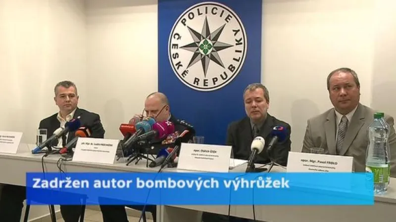 Policejní brífink k anonymním výhrůžkám bombami