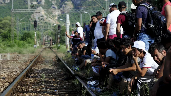 Uprchlíci čekající na vlak v Makedonii poblíž řecké hranice