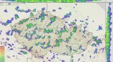 Kupovitá oblačnost s přeháňkami 10. 4. 2022 ve 14 a v 17 hodin – snímek z meteorologických radarů