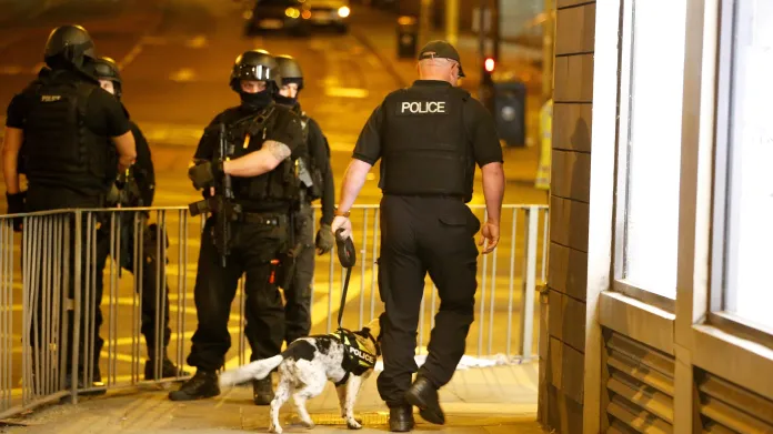 Policisté u haly v Manchesteru, kde došlo k útoku