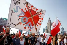 Polská vláda má pandemickou triádu: dezinfekci, odstupy a roušky