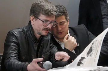 „Něco skončilo“. Charlie Hebdo po útoku vydělává, opouští ho ale klíčoví novináři