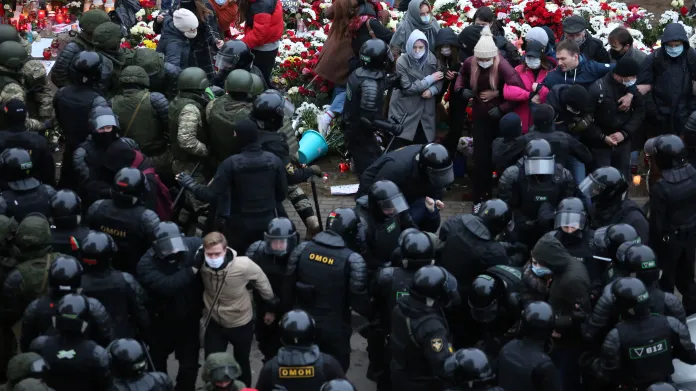 Zásah běloruských policejních jednotek proti demonstrantům v Minsku