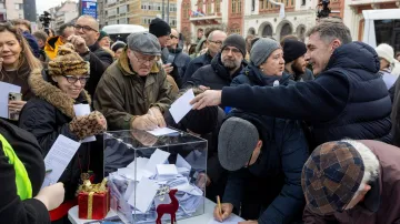 Petiční stánek v srbském Bělehradě