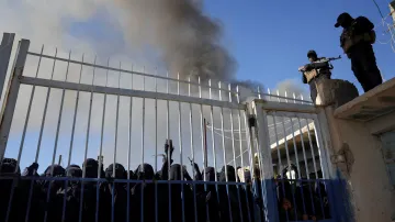 Příslušníci syrské armády stráží detenční tábor al-Húl s příbuznými členů takzvaného Islámského státu