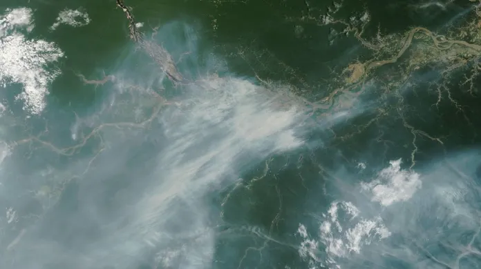 V polovině října vedlo výrazné k sucho k četným lesním požárům, jejichž kouř zahalil i město Manaus