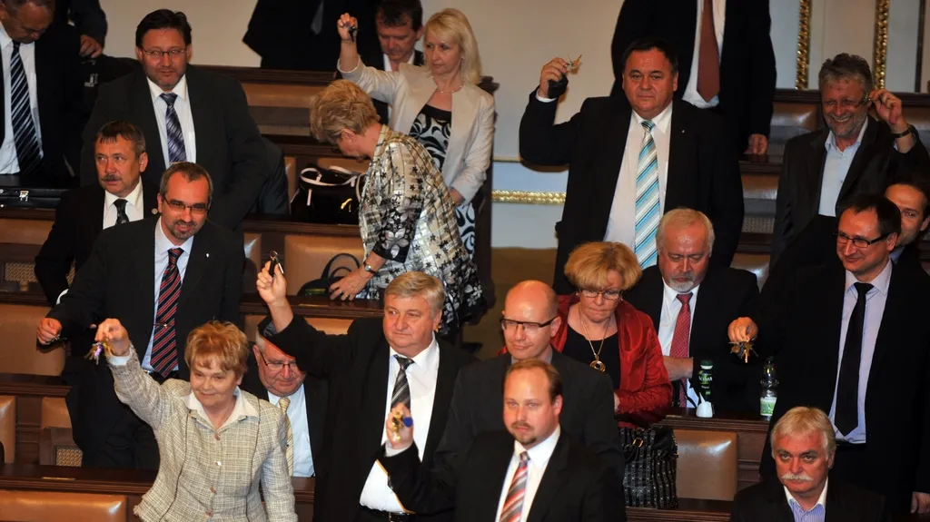 Poslanci ČSSD a KSČM si zazvonili klíčemi