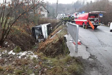 Na Semilsku havaroval autobus, skončil v příkopu. Několik lidí se zranilo