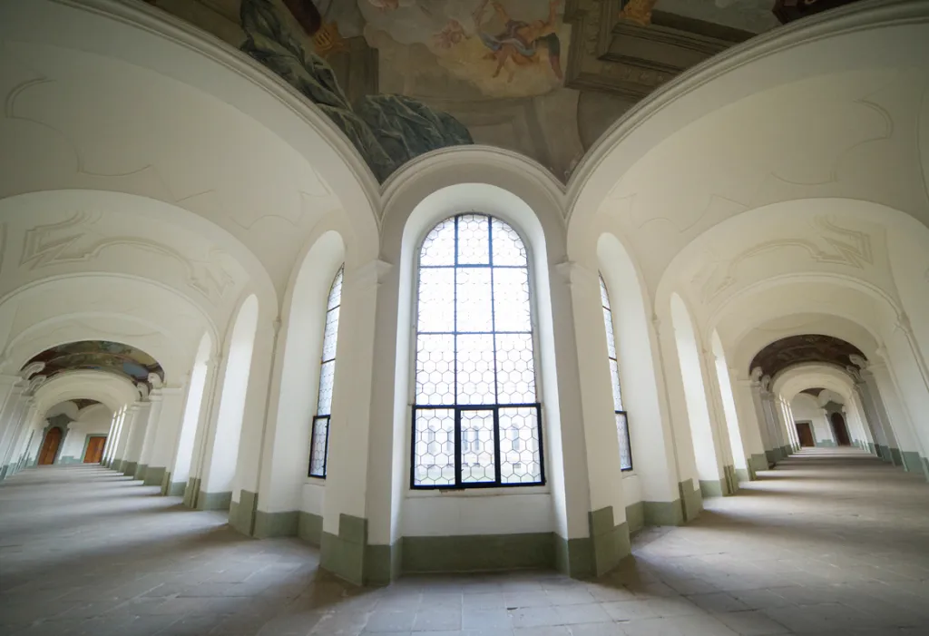 Architekt proto klášter položil na dřevěné rošty nesené více než pěti tisíci dubovými piloty vsazenými do země. Dub ve vodě nehnije, konstrukce bude držet, dokud hladina spodní vody nepoklesne