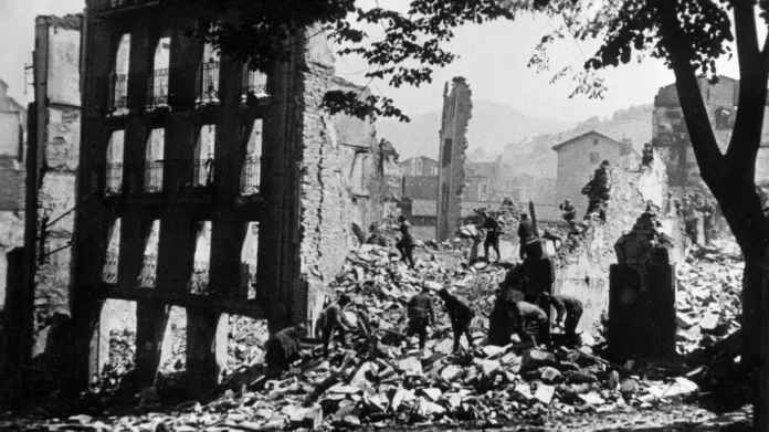 Guernica po bombardování, 1937