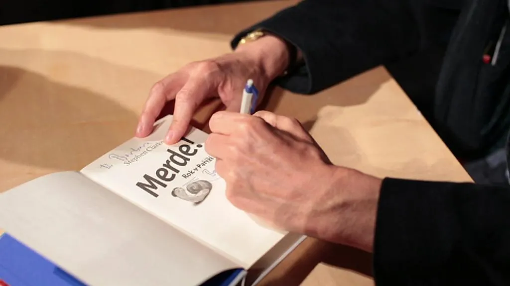 Stephen Clarke podepisuje Faktor Merde