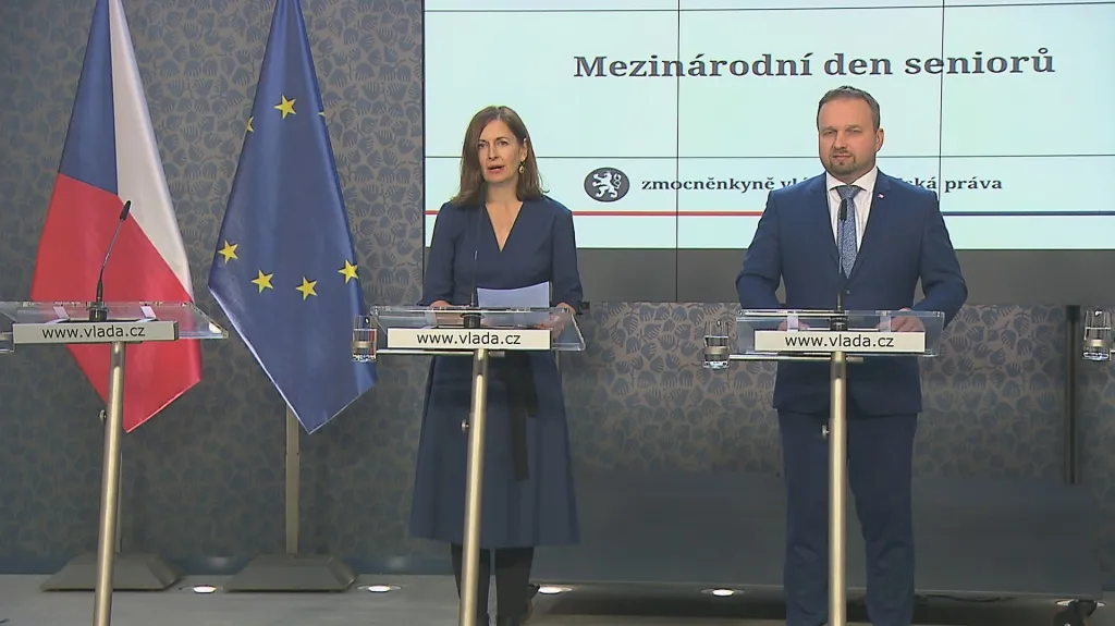 Vládní zmocněnkyně pro lidská práva Klára Šimáčková Laurenčíková a ministr práce a sociálních věcí Marian Jurečka (KDU-ČSL)