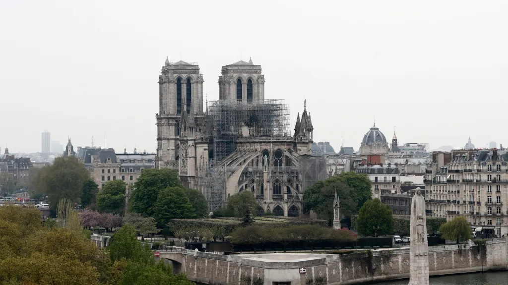 Pařížská katedrála Notre-Dame poničená požárem