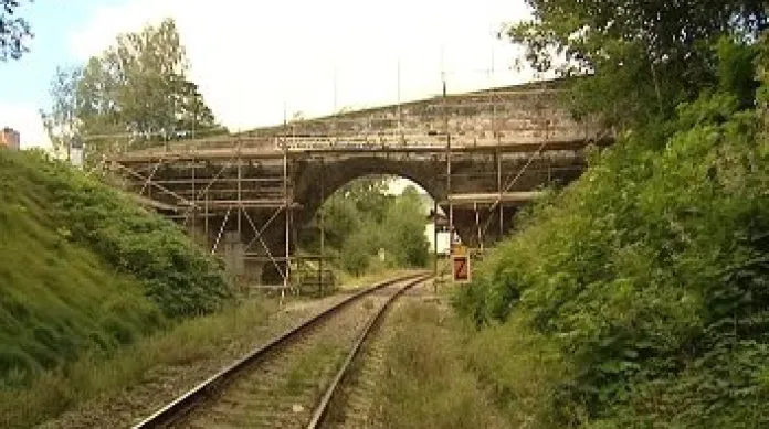 Obyvatelé Železné Rudy na Šumavě bojují o zachování 135 let starého mostu přes železniční trať.