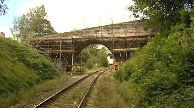 Obyvatelé Železné Rudy na Šumavě bojují o zachování 135 let starého mostu přes železniční trať.