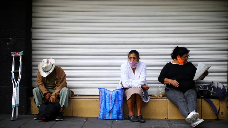 Lidé s rouškami v Mexiku