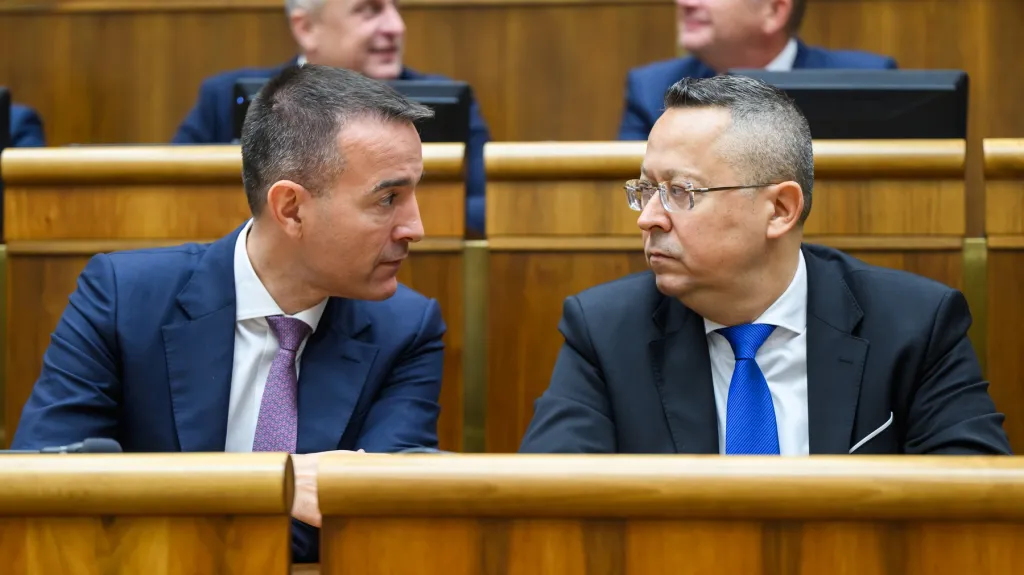 Zleva slovenský ministr školství Tomáš Drucker (Hlas-SD) a ministr financí Ladislav Kamenický (Smer-SD)