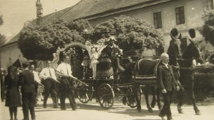 Pohřeb zavražděných mužů po zákřovské tragédii - 14. května 1945