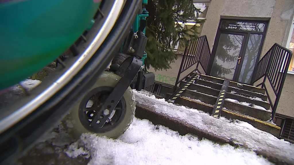 Vozíčkářům pomáhají do budovy sami úředníci