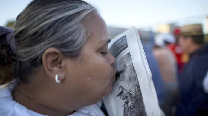 Kubánská žena líbá portrét s Fidelem