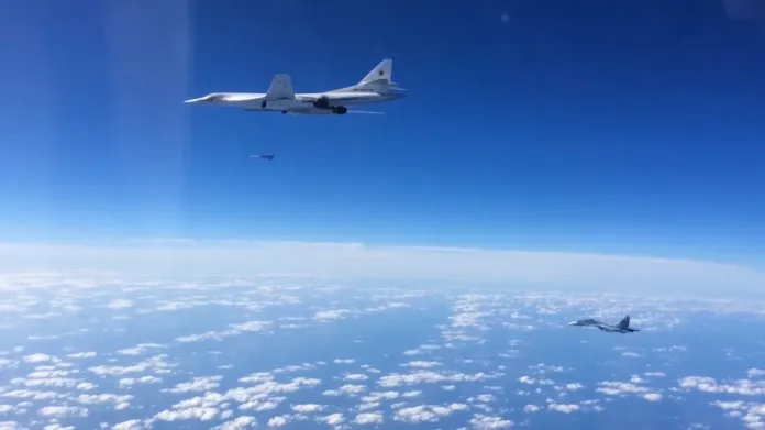 Bombardér Tu-160 odpalující střelu Kh-101 roku 2015 nad Sýrií. Eskortuje je Su-30sm