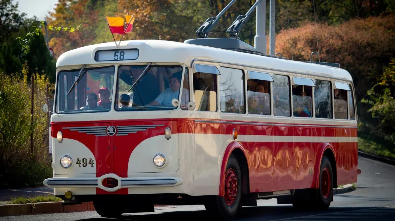 Historický trolejbus 8Tr při zvláštní jízdě při zahájení provozu úseku tratě v Prosecké